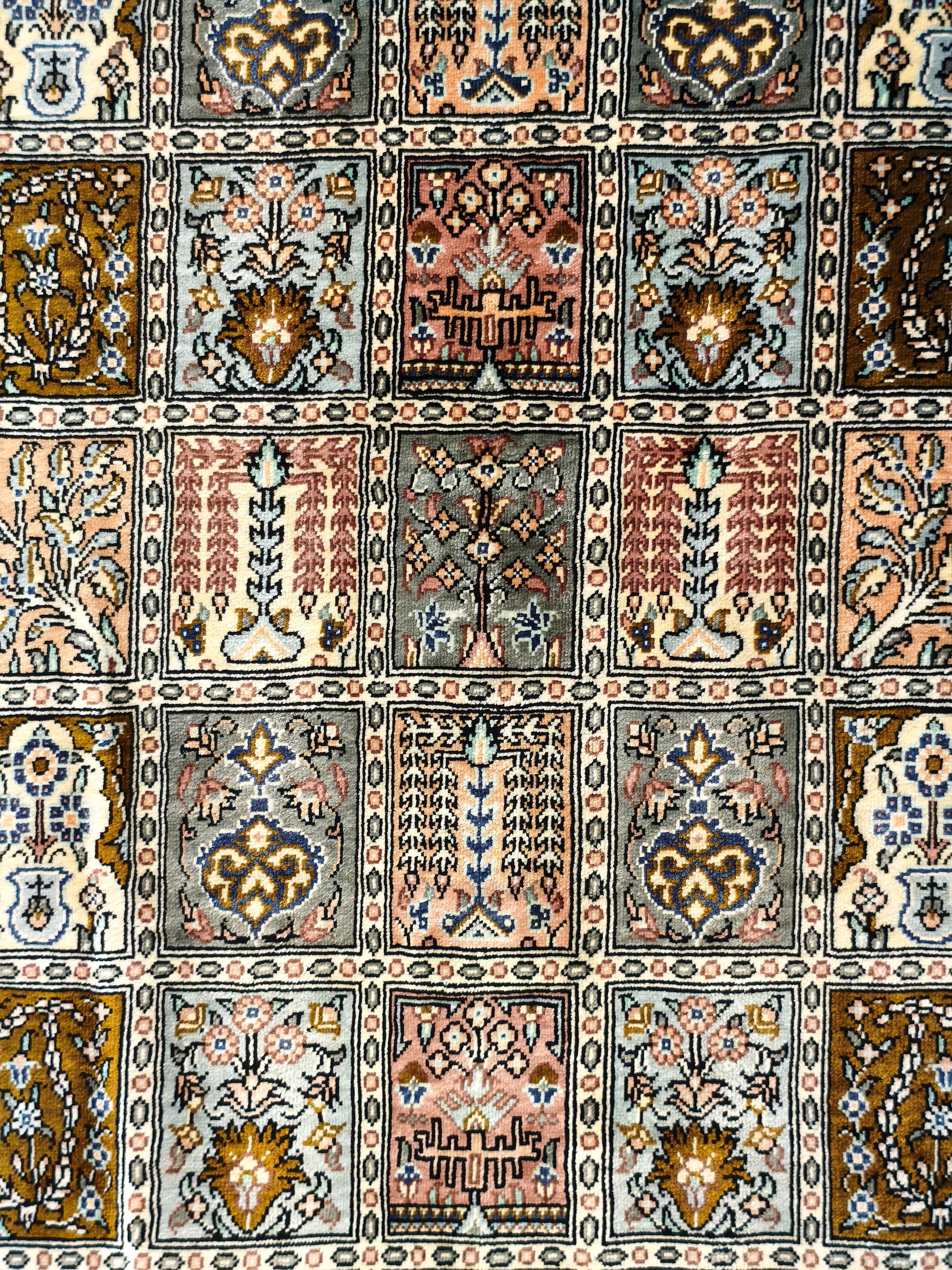 Ghom selyem Royal