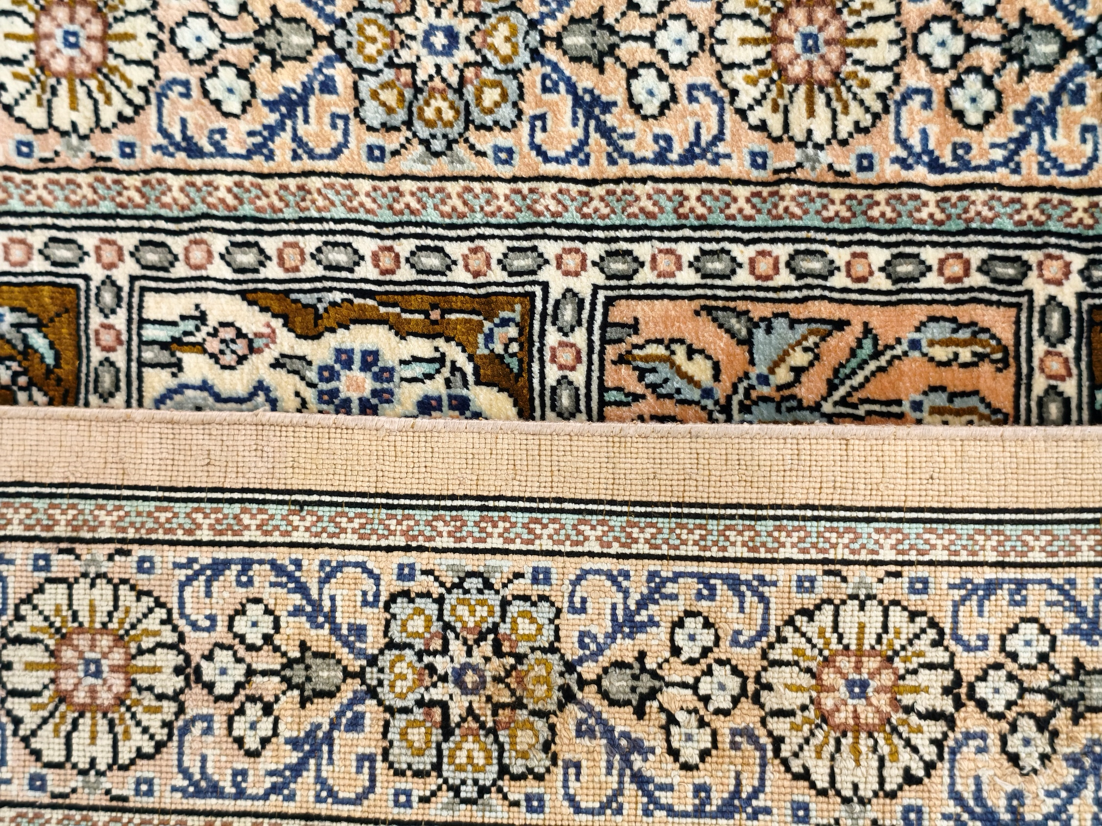 Ghom selyem Royal