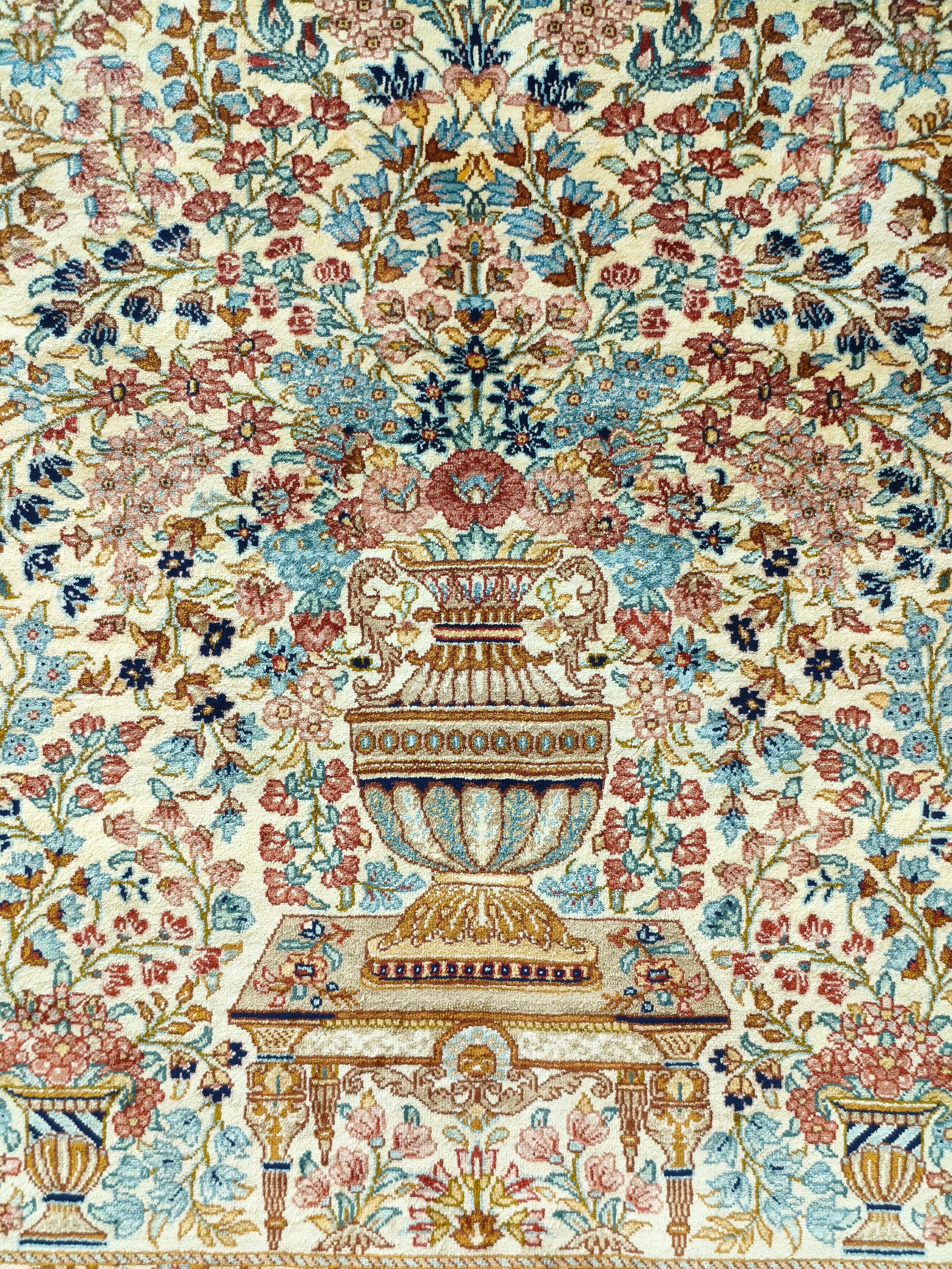 Ghom selyem Royal